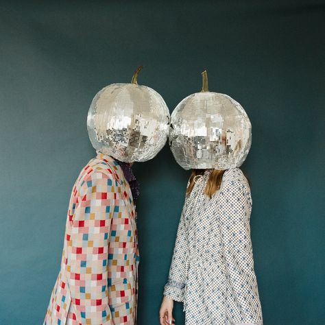 DIY Paper Mache Disco Pumpkin Heads - Maurine Dashney Diy Giant Disco Ball, Diy Disco Ball Ornament, 70s Themed Outfits, Giant Disco Ball, Paper Mache Ideas, Disco Pumpkin, Diy Disco Ball, Diy Paper Mache, Paper Mache Paste