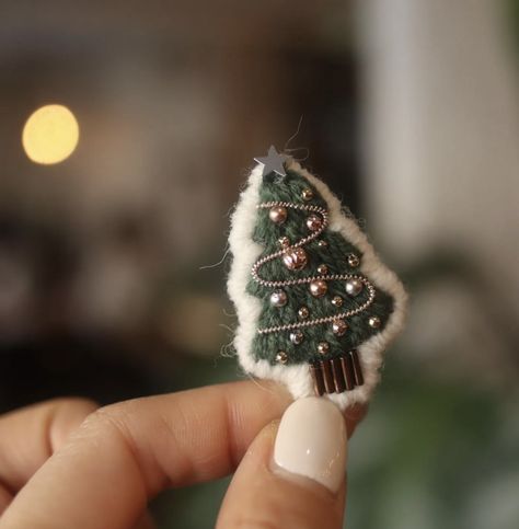 Beaded Christmas Decorations, Christmas Crafty, Needle Felting Diy, Needle Felted Christmas, Fabric Flower Tutorial, Fabric Brooch, Doll House Crafts, Brooch Diy, Diy Pottery