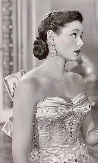 Strapless, beaded vintage evening gown Strawberry Eclair, 50s Photos, Gene Tierney, Lana Turner, Natalie Wood, Olivia Culpo, Stay Alive, Old Hollywood Stars, Classic Actresses