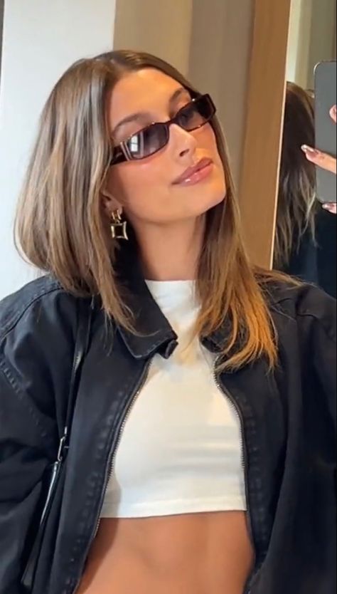 Hailey Baldwin Brunette, Hailey Bieber Dark Blonde, Hailey Bieber Brown Hair With Highlights, Hailey Baldwin Brown Hair, Hailey Bieber Highlights, Hailey Bieber Gloss Hair, Hailey Bieber Blonde Vs Brunette, Hailey Bieber Light Brown Hair, Hailey Bieber Hair 2022