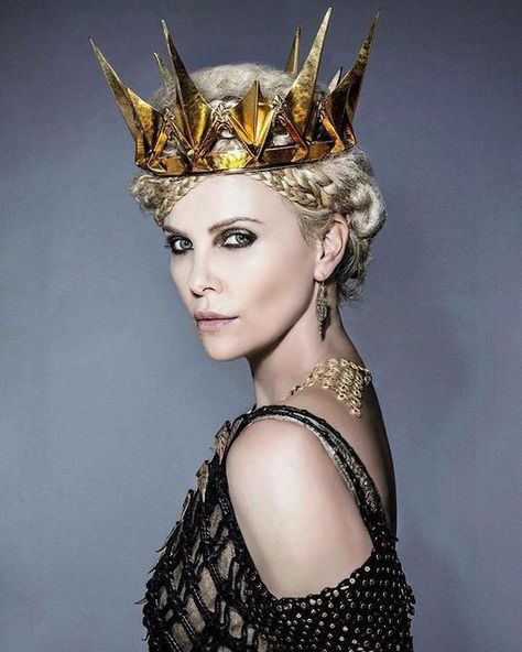 Top 40 Hottest Female Villains - Hood MWR Huntsman Movie, The Huntsman Winter's, Queen Ravenna, Colleen Atwood, The Huntsman, Female Villains, Queen Costume, Woman Movie, Movie Costumes