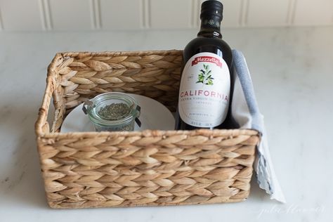 easy homemade gift basket idea with bread dipping spices and olive oil Oil Dip For Bread, Oil Bread Dip Recipe, Bread In A Jar, Olive Oil Bread Dip, Oil Bread Dip, Bread Dipping Oil Recipe, Dipping Oil Recipe, Olive Oil Dip For Bread, Homemade Gifts For Friends