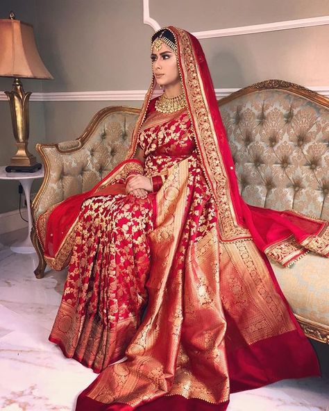 This red and gold banarsi saree looks queenly gorgeous. 😍 Check out our blog to see all the latest ideas for Bridal Dresses!… Barat Dresses, Red Saree Wedding, Saree Looks, Pakistani Brides, Pakistan Wedding, Asian Clothes, Bengali Bridal Makeup, Bollywood Bridal, Indian Wedding Bride