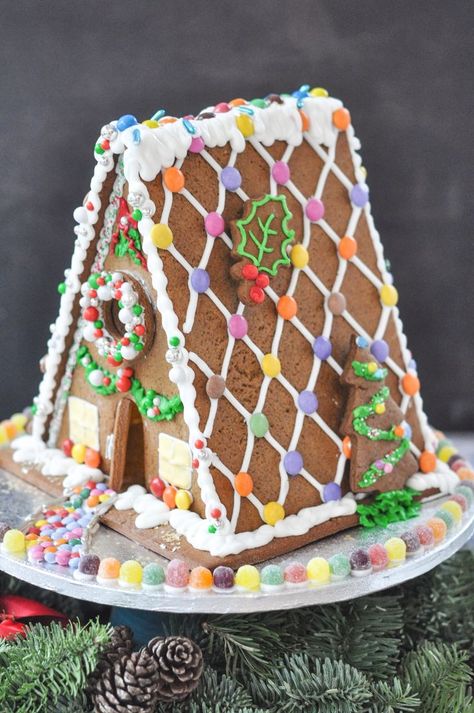 Gingerbread Dessert, Homemade Gingerbread House, Triangle House, Gingerbread House Designs, Cookie House, Ginger Cookies, Drip Cakes, Cake Decorating Tips, Christmas Cake