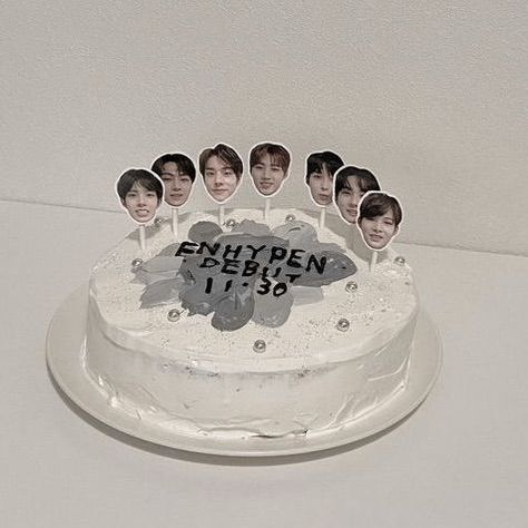 Cake Debut, Bts Cake, Korean Cake, Simple Birthday Cake, E Dawn, Pretty Birthday Cakes, Cute Birthday Cakes, Just Cakes, I Want To Eat