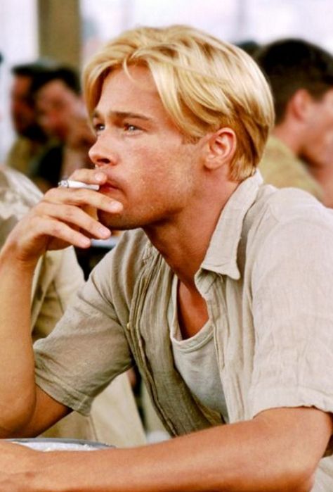 Brad Pitt stars in Seven Years in Tibet. Brad Pitt Seven, Seven Years In Tibet, Brad Pitt Hair, Brad Pitt Photos, Brad And Angelina, Brad Pitt And Angelina Jolie, Joe Black, Leo Dicaprio, Corte De Cabelo Masculino