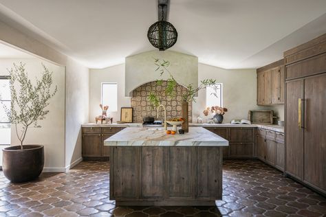 Modern Spanish Revival Kitchen, Spanish Style Homes Interior Kitchen, Kitchen Terracotta Floor, Spanish Style Homes Interior, Modern Spanish Kitchen, Spanish Transitional, Spanish Revival Kitchen, Modern Spanish Style Homes, Spanish Dining Room