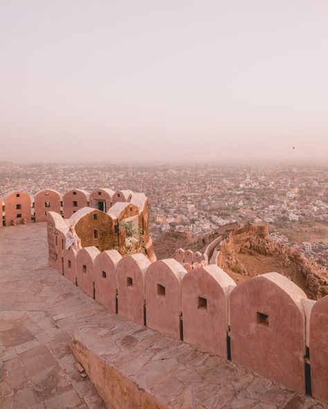 14 Unique Things To Do in Jaipur, The Pink City of India - CHARLIES WANDERINGS Explore Drawing, Jaipur Travel, Travel Destinations In India, Amer Fort, India Travel Guide, Pink City, Top Travel Destinations, Magical Moments, Beautiful Hotels