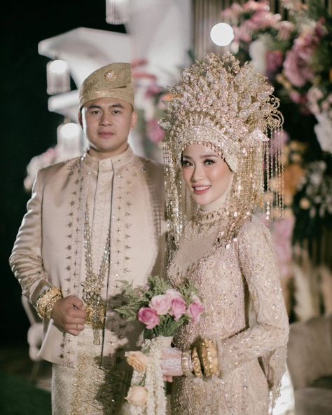 Traditional Malay Wedding Dress, Melayu Wedding Dress, Adat Melayu, Melayu Wedding, Malay Wedding Dress, Indonesia Traditional, Baju Kahwin, Kebaya Wedding, Muslim Wedding Photography