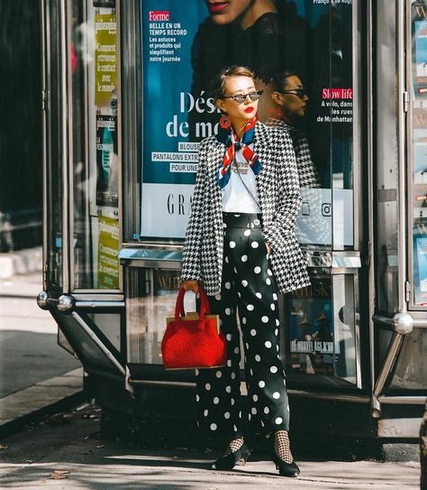 . Dots Outfit, Style Parisienne, Polka Dots Outfit, Parisienne Chic, Athleisure Trend, Polka Dot Pants, Look Rock, Shoe Trends, Quirky Fashion