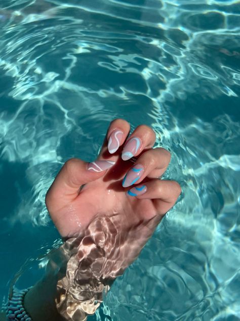 Blue Water Nail Designs, Light Blue Dark Blue Nails, Ocean Blue Nails Acrylic, Light Blue Aesthetic Nails, Dark Blue Aesthetic Nails, Light Blue And Dark Blue Nails, Dark And Light Blue Nails, Summer Nails Ideas 2024 Almond, Light And Dark Blue Nails