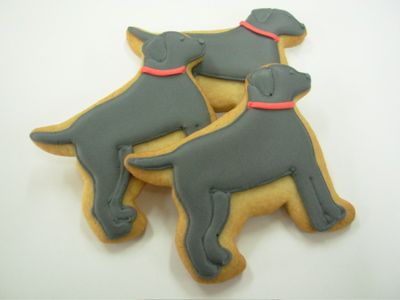 Black Lab cookies to give to our neighbors when Lucky gets into their yard... Lab Cookies Decorated, Dog Sugar Cookies, Pet Treats Recipes, Sweet Buffet, Rose Cookies, Dog Biscuit Recipes, Guest Favors, Animal Cutouts, Peanut Butter Dog Treats