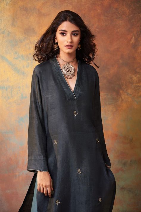 Silk Kurti Designs, Indian Designer Suits, Simple Kurta Designs, Good Earth, Gaun Fashion, Kurta Neck Design, Salwar Kamiz, Cotton Kurti Designs, Dress Neck Designs