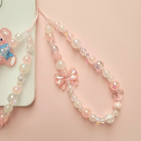 Cute Pink Phone Charm, Diy Beaded Necklaces Ideas, Pink Diy Jewelry, Phone Lanyard Aesthetic, Phone Lanyard Ideas, Pink Phone Strap, Cute Phone Strap, Phone Charm Tutorial, Phone Strap Ideas