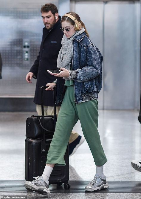 Airport Outfit Headphones, Gold Beats Headphones, Beats Headphones Outfit, Sports Jacket Women, Headphone Girl, Headphones Outfit, Street Style Oversized, Headphone Outfit, Gold Beats