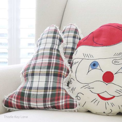 Tree Shaped Pillow, Christmas Tree Pillows, Stuffed Christmas Tree, Diy Plaid, Christmas Pillows Diy, Christmas Ideas Diy, Plaid Diy, Christmas Pine Tree, Santa Pillow