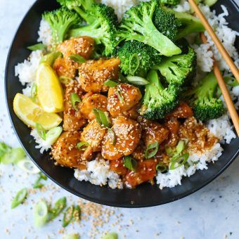 Broccoli Bowls, Honey Lemon Chicken, Diner Recept, Chicken And Broccoli, Honey Lemon, Chicken Broccoli, Deep Dish, Lemon Chicken, Sweet And Sour Pork