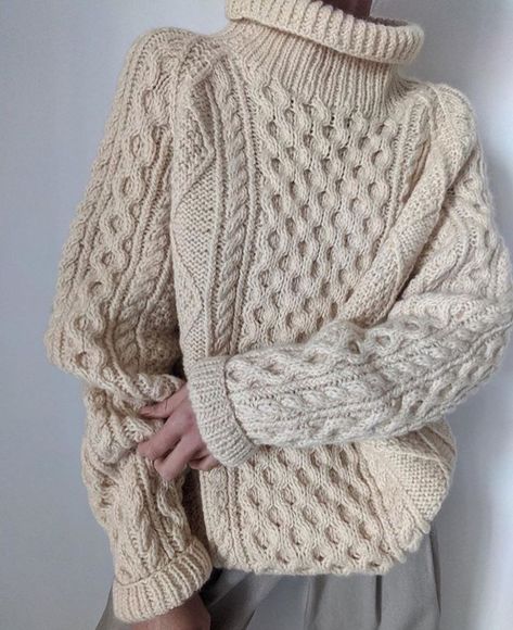 Aran Sweaters, Knitting Cables, Fall Knit Sweater, Aran Knitting Patterns, Heavy Knit Sweater, Academia Outfits, Knitting Paterns, Knitting Machine Patterns, Cabin Christmas