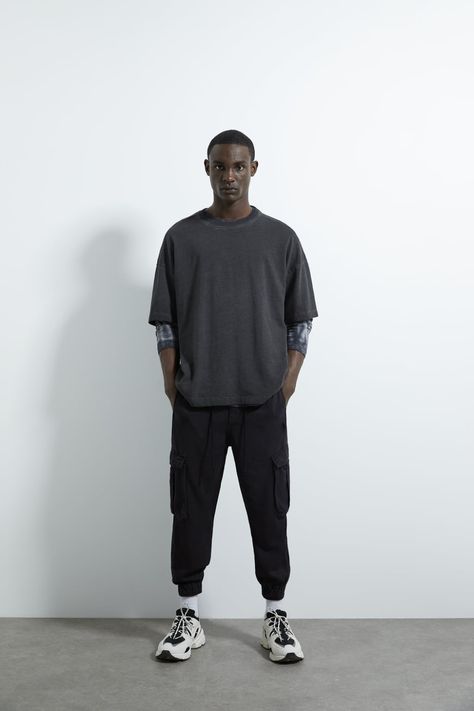 I love this whole entire outfit, the fit of the pants and the ankle crop, the over sized shirt with the tie dye layer underneath, the dark colors Slogan Shirts, Zara T Shirt, Woven Sweater, Men Street, Zara Man, Slim Fit Shirt, Zara United States, Oversized Shirt, Workout Shirts