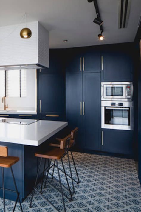 The combination of navy blue and gray also offers the relaxing and freshness of nature into your kitchen. Navy Blue Kitchen Cabinets, Navy Blue Tile, Gloss Kitchen Cabinets, Types Of Kitchen Cabinets, Kitchen 2023, Navy Blue Kitchen, Navy Kitchen, Open Plan Kitchen Diner, Beach Kitchen