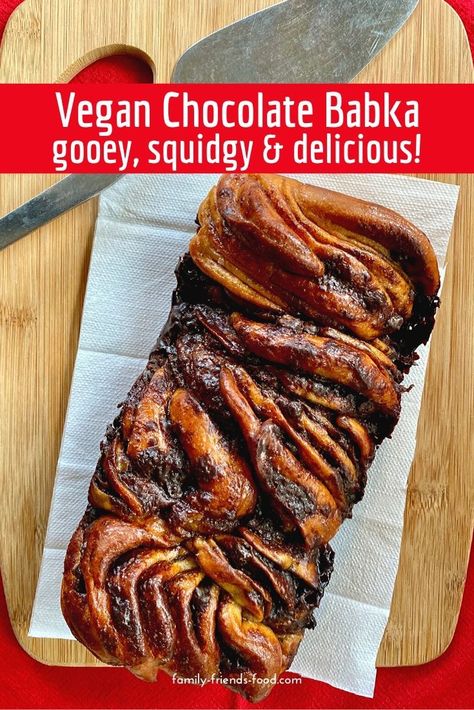 Gooey, rich and full of sumptuous chocolate filling, this vegan babka is surprisingly easy to make, and is an indulgent treat for anyone – vegan or not!  #vegan #chocolate #babka #baking #delicious Vegan Babka, Cinnamon Babka, Babka Recipe, Kosher Cooking, Vegan Easter, Chocolate Babka, Vegan Carrot Cakes, Why Vegan, Kosher Recipes