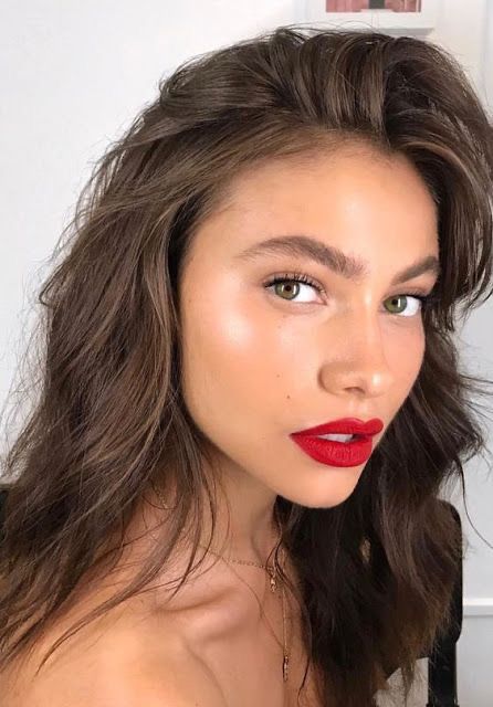 Trucco Glam, Red Lips Makeup Look, Gold Eyeliner, New Year's Makeup, Video Makeup, Red Lipstick Makeup, Flot Makeup, Makeup Tip, Red Lip Makeup