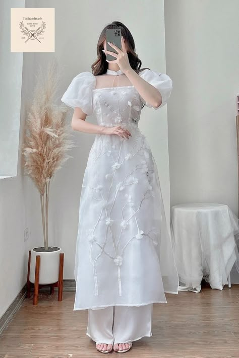 Modern Traditional Dress Indian, Organza White Dress, White Clothes Women, Ao Dai Aesthetic, All White Clothes, Dress And Pants Outfit, Modern Dresses For Women, White Colour Dress, White Elegant Dress