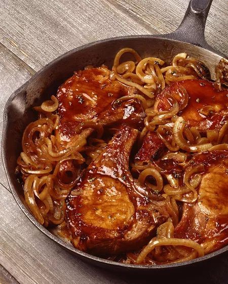 Perfect Pork Chops, Smothered Pork Chops Recipe, Smothered Pork, Pork Chop Recipes Baked, Pork Chop Dinner, Smothered Pork Chops, Chop Recipes, Fried Pork Chops, Onion Gravy