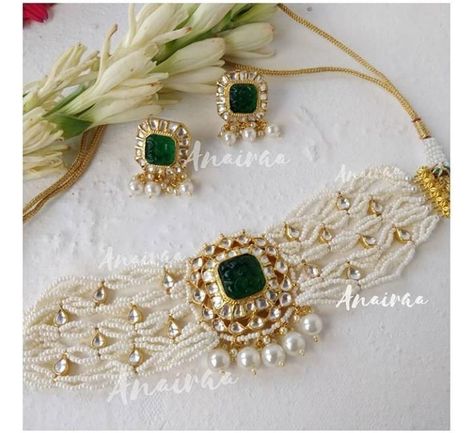 Small Kundan Choker Set, Choker Necklace Designs Kundan, Kundan Chokar Design Jewelry In Gold, Small Choker Set, Square Pendant Necklace Gold Indian, Small Pearls Indian Jewellery, Jewelry Design Necklace Choker, Small Choker Necklace Indian, Small Choker Necklace Indian Gold