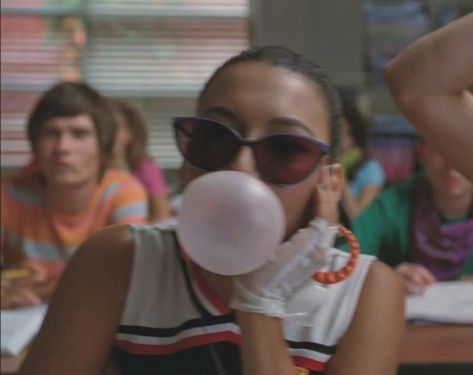 Glee Aesthetic, Glee Club, Naya Rivera, Dianna Agron, Glee Cast, Broken Leg, Darren Criss, Pose Reference Photo, Film Serie