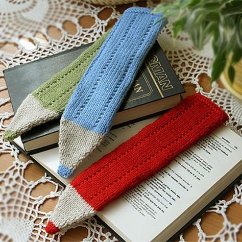 Crayon Bookmark - Free Pattern Knitting Instructions, Crochet Bookmarks, Knitting Tutorial, Free Knitting Pattern, Easy Knitting, Loom Knitting, Knitted Toys, Machine Knitting, Knitting Stitches