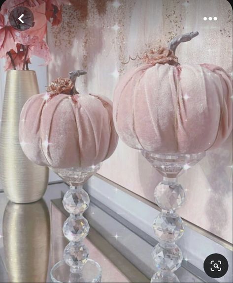 Project Pink Autumn Decor, Pink Thanksgiving Decorations, Pink Halloween Bedroom, Girly Halloween Decorations, Day Bed Room, Halloween Meringue, Pastel Fall Decor, Cozy Kitchen Ideas, Pink Fall Decor