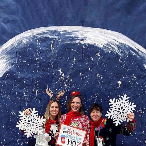 Emily Shane on Instagram: "So much 🌟 JOY 🌟 came from making this snow globe photo backdrop for the staff holiday breakfast at school. #snowglobe #mural #snowglobeart #illusionart #art #elementaryart #joy #snow #artteacherofinstagram #photoshoot #elementaryschool #elementary #gingerbreadman" Snow Globe Picture Backdrop, Snowglobe Photo Booth, Snow Globe Photo Booth, Holiday Office Decor, Picture Snow Globe, Project Graduation, Photo Props Diy, Christmas Art Projects, Thats Me