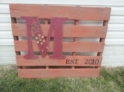 Over 25 options for pallet signs to decorate your home this fall. They are so inexpensive you could make new fall pallet projects each year. Pallet Outdoor Decor Diy, Pallet Yard Decor, Fall Pallet Projects, Garden Pallet Decorations, Pallet Ideas For Outside, Diy Pallet Decoration, Pallet Decoration Ideas, Pallet Projects Signs, Summer Display