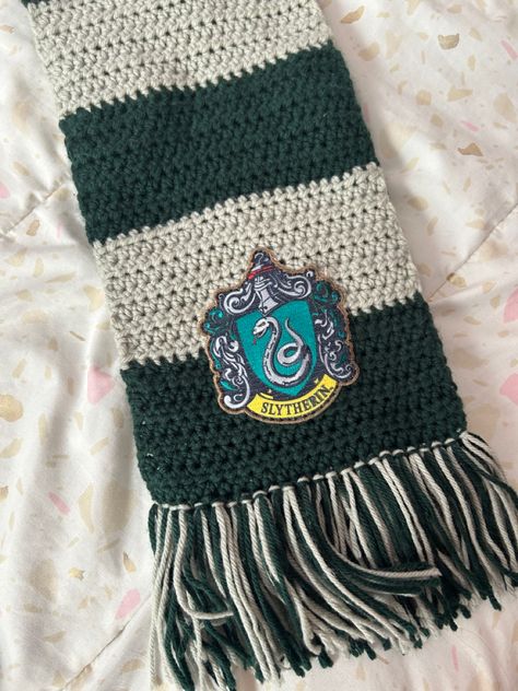 #harrypotter #harrypotterfan #slytherin #slytherinhouse #crochet #handmade Slytherin Scarf Crochet, Harry Potter Crochet Ideas, Crochet Slytherin, Slytherin Crochet, Slytherin Scarf, Crochet Scarf For Beginners, Harry Potter Crochet, Tapeta Harry Potter, Harry Potter Scarf