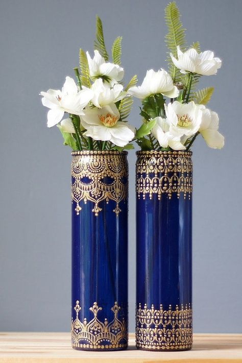 Boho Wedding Centerpieces, زجاج ملون, Mehndi Decor, Blue Glass Vase, Glass Bottles Art, Vase Crafts, Diy Bottle Crafts, Boho Wedding Decorations, Glass Bottle Crafts