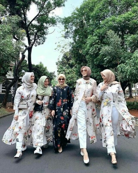 Outer Batik Casual, Tunik Tile, Outer Hijab, Shibori Dress, Hijab Dress Party, Classy Summer Outfits, Model Gamis, Ootd Women, Modest Fashion Hijab