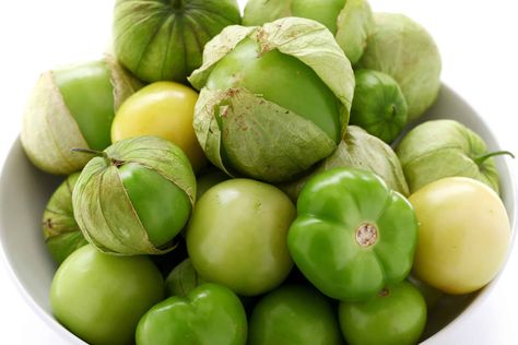 How to Harvest and Store Tomatillos Tomatillo Verde, Growing Tomatillos, Tomatillo Plant, Green Sauce, Green Tomatoes, Diet Help, Green Vegetables, Backyard Projects, Salsa Verde