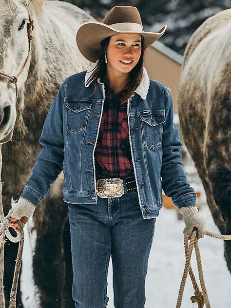 Sherpa Lined Denim Jacket Outfit, Denim Sherpa Jacket Outfit, Western Jean Jacket, Wrangler Jacket, Western Denim Jacket, Cowgirl Stuff, Cowgirl Pictures, Sherpa Denim Jacket, Jacket Outfit Women