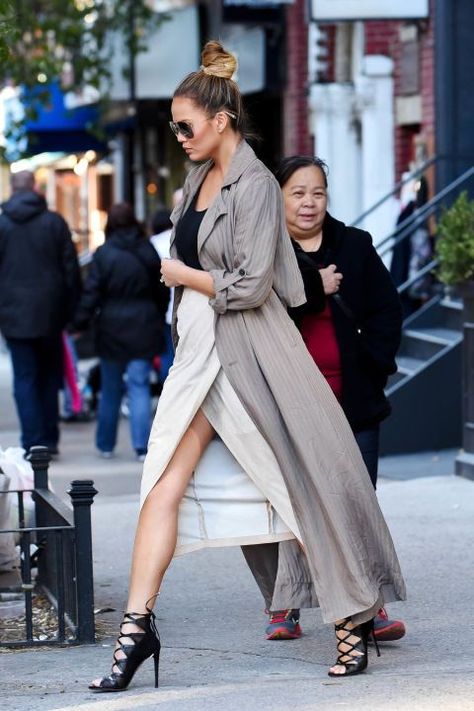 Chrissy Teigen keeps her silhouette loose but put-together in a long coat, cream skirt and lace-up heels. Chrissy Teigen Style, Looks Pinterest, Rock Outfit, Chrissy Teigen, Looks Street Style, Love Is In The Air, Street Chic, Maternity Fashion, Outfits Casuales