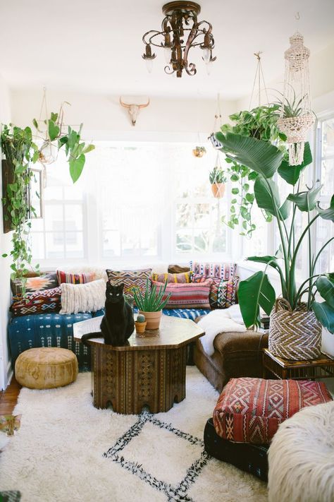 How to Make Your Brand Stand Out in a Crowded Market Chartreuse Living Room, Lush Plants, Living Etc, Retro Home Decor, Ranch Style, Retro Home, Decoration Design, Minimalist Home, Wall Colors