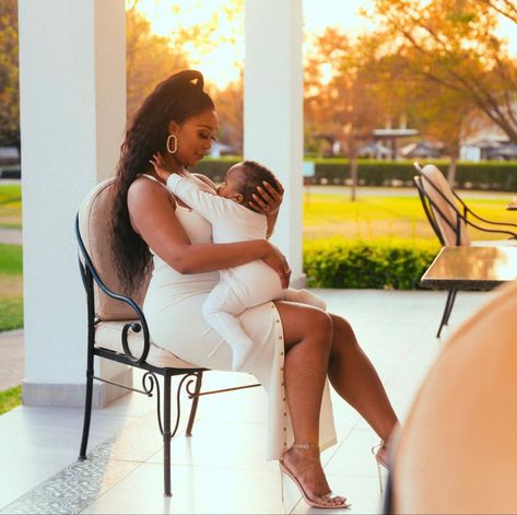 Black Girls Luxury Lifestyle, Baby Announcement To Husband, Black Motherhood, Mommy And Baby Pictures, Black Woman White Man, Mommy Moments, Mommy Goals, Motherhood Photography, Pregnant Mother