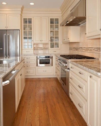 love cream colored cabinets! Cream Colored Cabinets, Cream Kitchen Cabinets, Antique Kitchen Cabinets, Kitchen Elements, Guest Bedroom Remodel, Cream Cabinets, Hardwood Floor Colors, Small Bedroom Remodel, Warm Kitchen