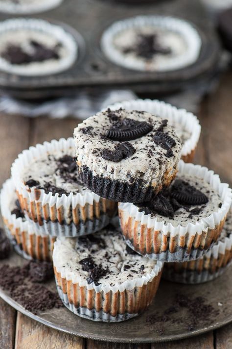 7 ingredient mini oreo cheesecake recipe made in a muffin pan! Oreo Cheesecake Cupcakes, Oreo Cheesecake Bites, Mini Oreo Cheesecake, Individual Cheesecakes, Oreo Treats, Crumble Cookie, Oreo Cheesecake Recipes, Oreo Desserts, Cookies And Cream Cheesecake