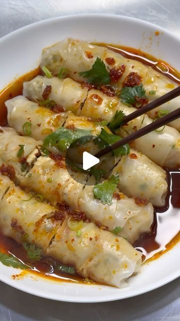 Ramano. on Instagram: "Easy dumpling rolls!! Order the chilli oils via link in bio!! Ingredients- Ground chicken Salt&pepper OG chilli oil (order via link in bio) Scallion Garlic Soy sauce Sesame oil Rice paper Steam for 10-15mins . . . . . . . . . . #dumplings #chillioil #easyrecipes #dinner #eeeeeats" Easy Dumplings, Chicken Salt, Chilli Oil, Steamed Dumplings, Rice Paper Rolls, Steamed Rice, Ground Chicken, Chicken Rice, Sesame Oil