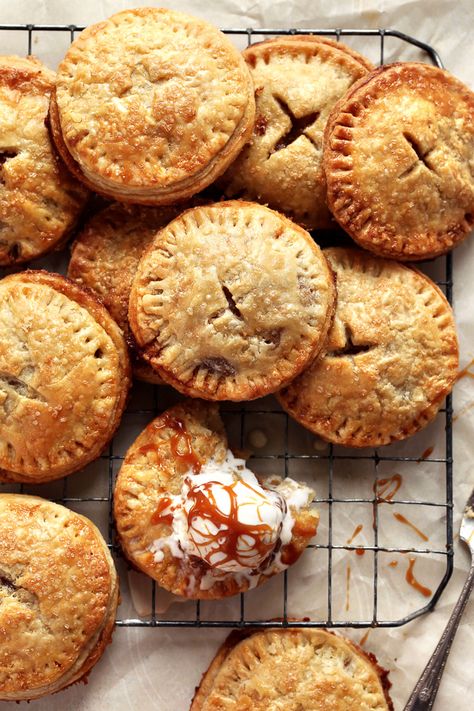 Pear Hand Pies, Pear Filling, Caramelized Pear, Mini Pie Recipes, Mini Chicken Pot Pies, Buttery Pie Crust, Apple Hand Pies, Mini Pie, Easy Puff Pastry