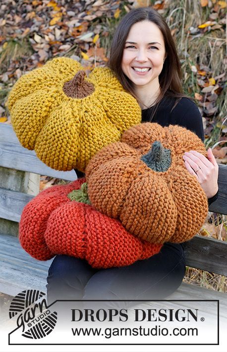 Hello Cinderella / DROPS Extra 0-1540 - Free knitting patterns by DROPS Design Free Pumpkin Knitting Pattern, Knit Pumpkin Pillow, Knitted Pumpkins, Halloween Knitting Patterns, Pillow Knitting, Pumpkin Patterns Free, Halloween Knitting, Crochet Pour Halloween, Tema Halloween