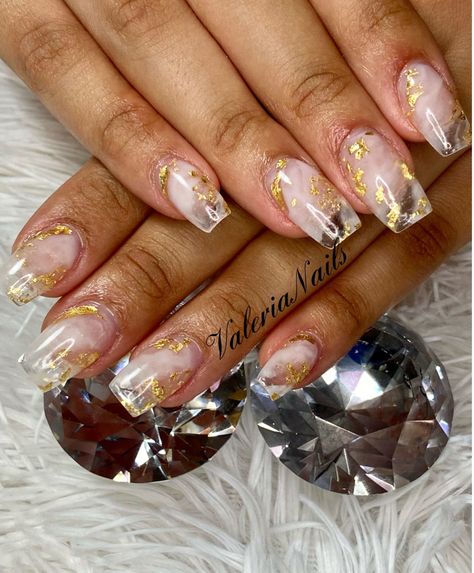 Gold White Marble Nails, Gold Paper Nails, Gold Short Nail Designs, White Gold Marble Nails, Short Marble Acrylic Nails, White Nails With Gold Flakes, Marble Nails With Gold Flakes, Marble Nails With Gold, Nail Art With Gold