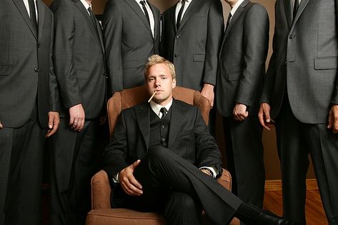 Groom Preparation Photos Groomsmen, Groomsmen Photoshoot Before Wedding, Grooms Men Photoshoot Ideas, Groom And Groomsmen Photos, Groomsmen Photo Ideas, Groom With Groomsmen, Groomsmen Wedding Photos, Pose Pengantin, Groomsmen Photography