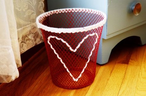 I want to make with flag design instead. Valentine Basket, Valentine Baskets, Wire Heart, Valentine's Day Printables, Yarn Storage, Kids Crafting, Cheap Crafts, Diy Craft Tutorials, Maize